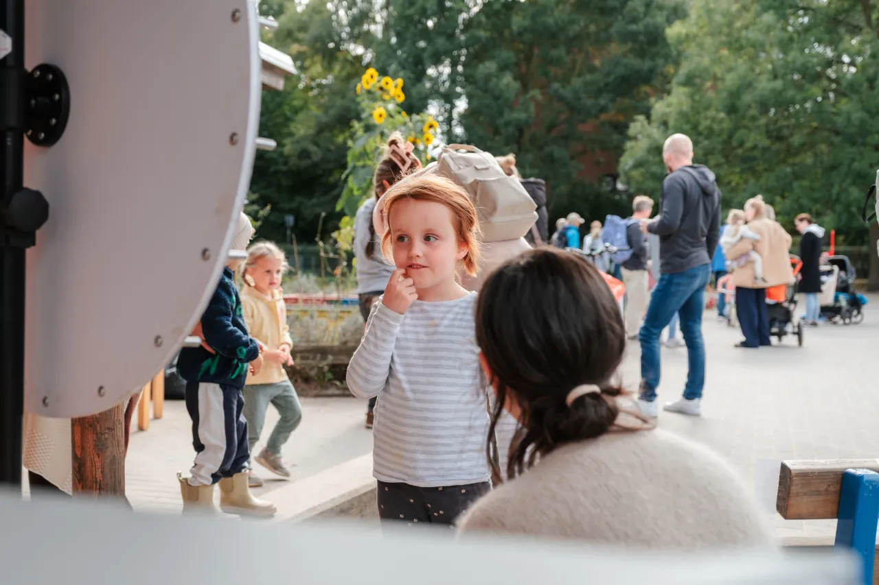 Kind schaut auf ein Glücksrad und denkt nach