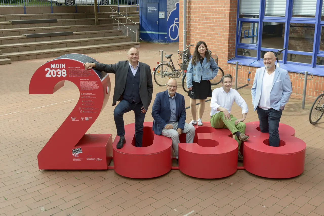 Freuen sich über den neuen Standort von „Moin 2038“ auf dem Campus der Holschule Bremerhaven (v.l.n.r.): Andreas Seegelken (Leiter Gebäudemanagement Hochschule Bremerhaven), Heinfried Becker (energiekonsens Büroleiter Bremerhaven), Tugba Dön (Projektmanagerin energiekonsens), Alexander Mraz (Kanzler Hochschule Bremerhaven), Prof. Dr. Dr. h.c. Alexis Papathanassis (Rektor Hochschule Bremerhaven).