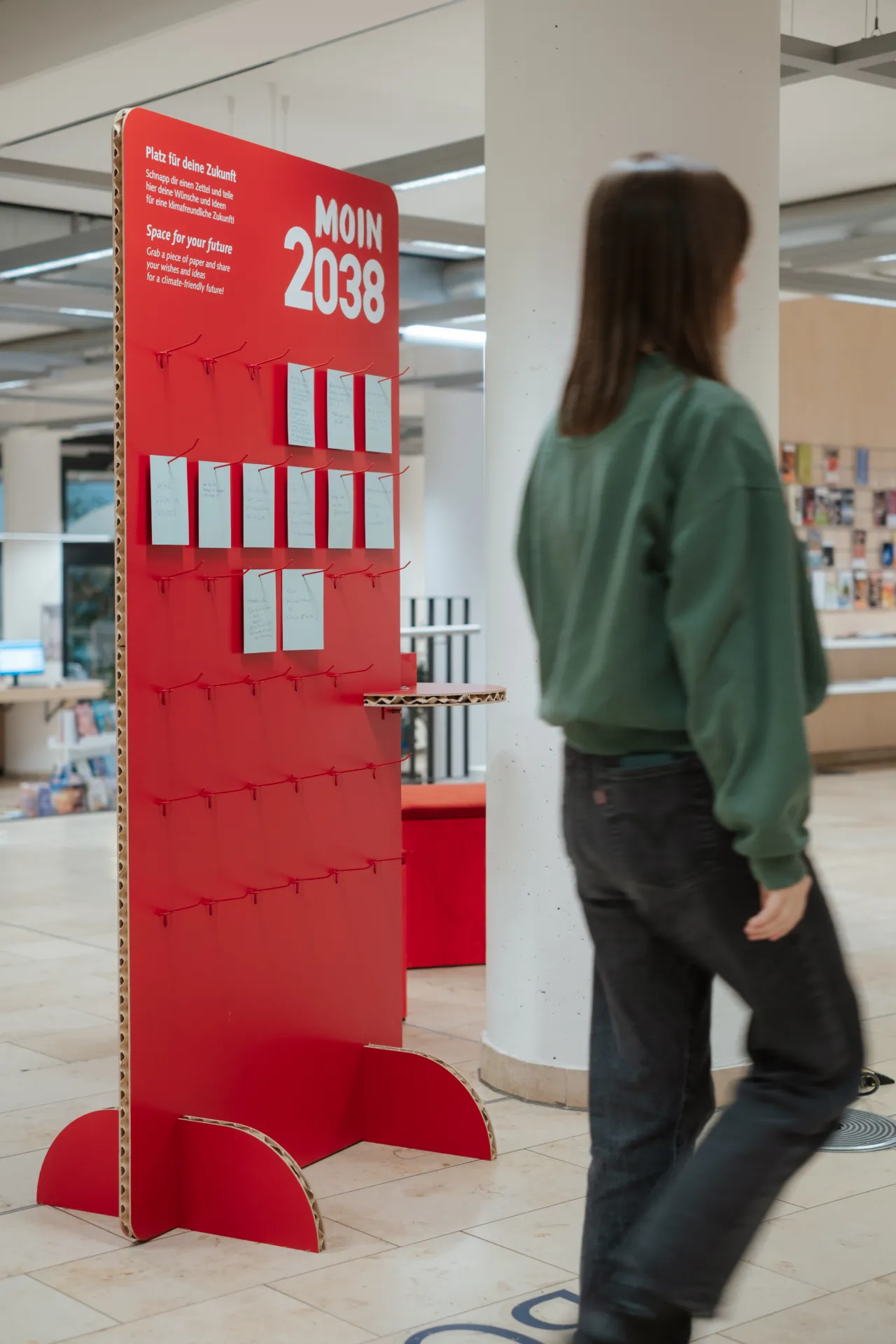 Hörstation „Moin 2038“ in der Zentralbibliothek, Blick auf die Beteiligungswand.