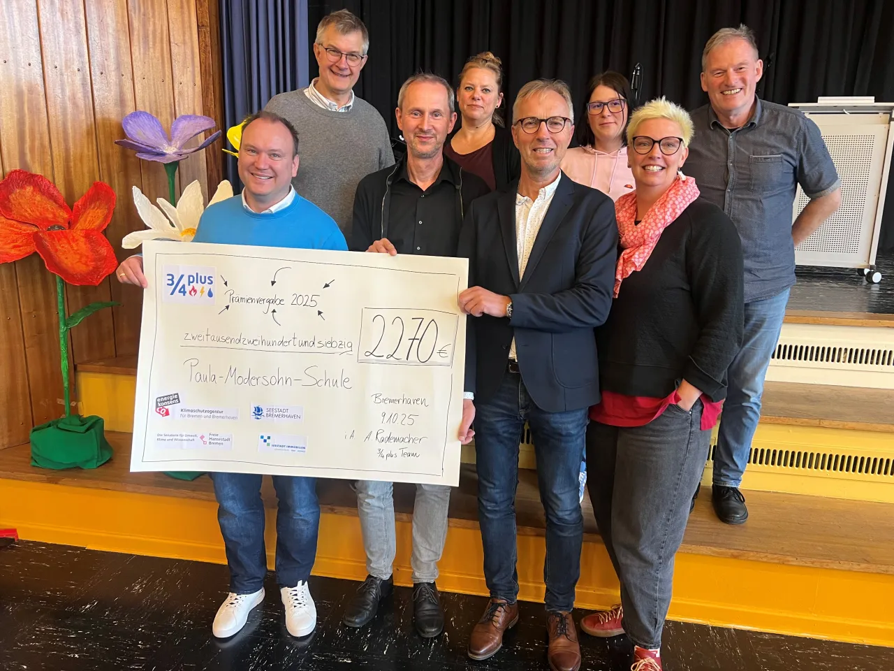 Schulleiter Matthias Achatz (l., Paula-Modersohn-Schule) erhält Prämiencheck von Partnern des Klimaschutz-Schulprojektes 