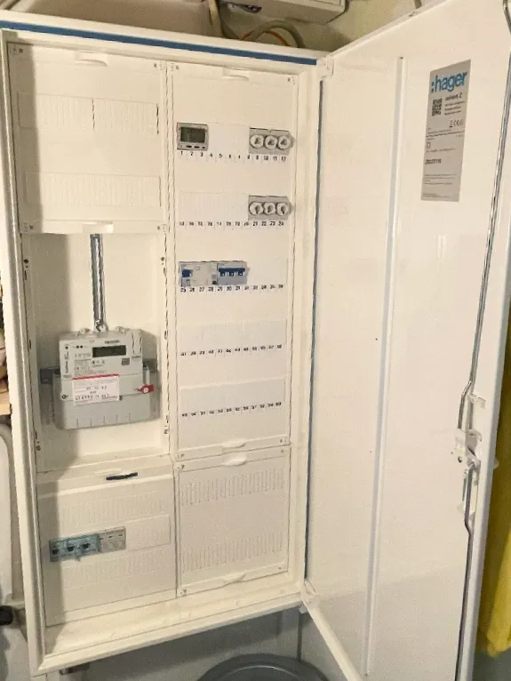 Innenansicht des Schaltschranks einer PV-Anlage mit Zweirichtungszähler