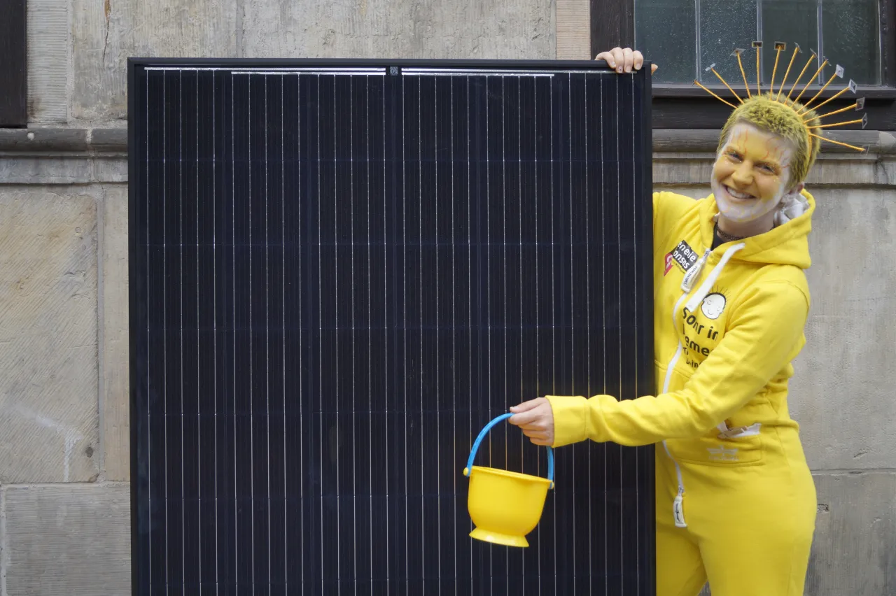 gelbangezogene Frau spielt das Maskottchen 