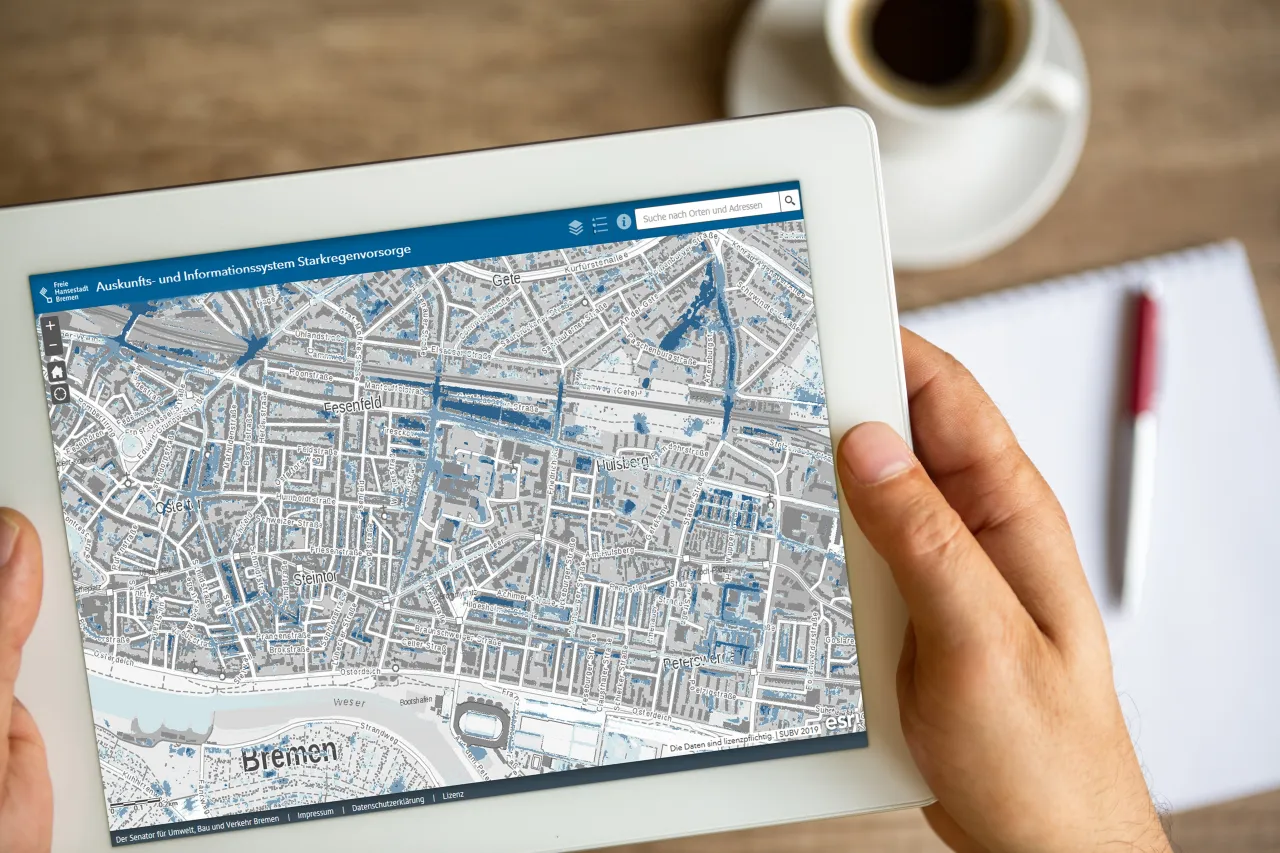 Das Starkregen-Vorsogeportail ist auf einem Tablet abgebildet und zeigt eine Karte der &Ouml;stlichen Vorstadt in Bremen.