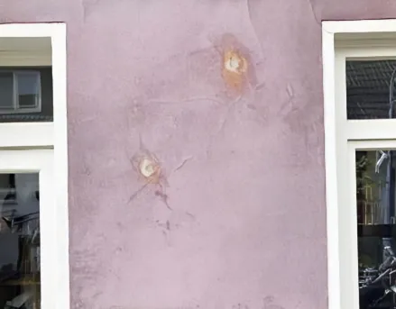 Nahaufnahme einer Hausfassade mit verschlossenen Löchern für eine Einblasdämmung