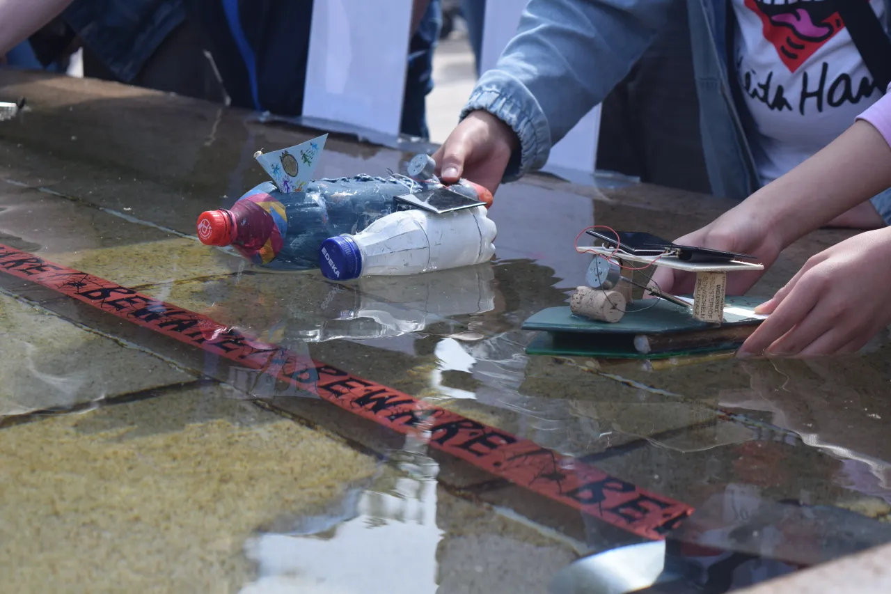 Boote mit Sonnenkraft antreiben – beim Solarbootrennen des Klimaschutz-Schulprojektes 3/4plus geht es nicht nur um sportlichen Ehrgeiz, sondern auch um die Vermittlung klimafreundlicher Technologien.