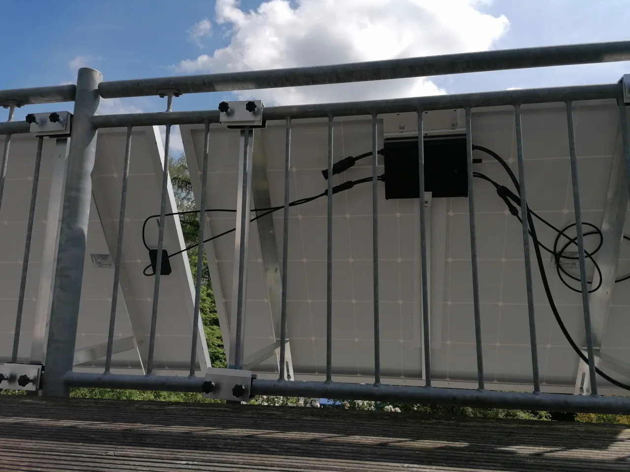 Wechselrichter hinten am Balkon-Solar-Modul