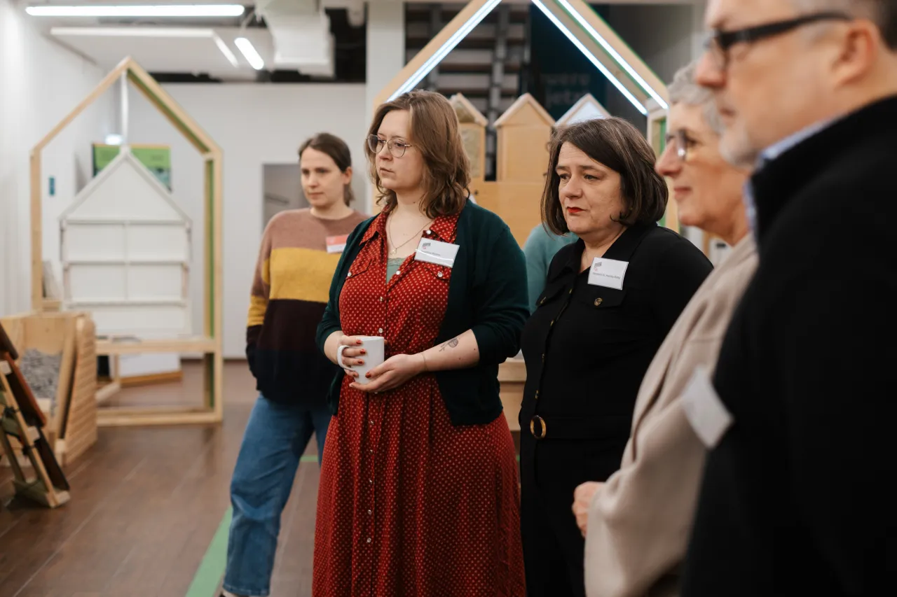 senatorin-dr.-henrike-mueller-und-fraktionsvorsitzende-der-gruenen-britta-hasselmann-im-kbz-bremen