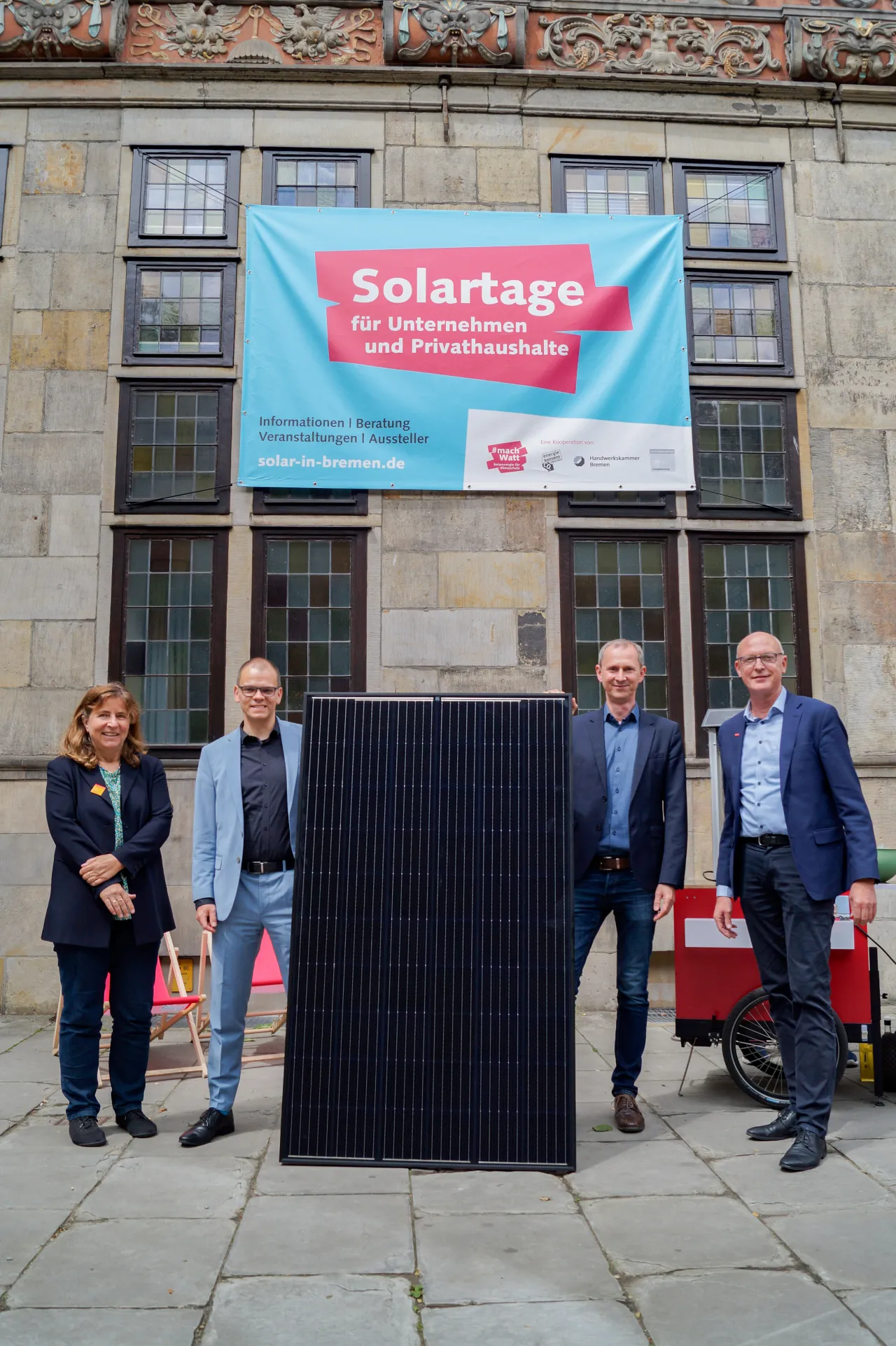 „Haben die vierten Bremer Solartage eröffnet (v.l.n.r.): Inse Ewen (Verbraucherzentrale Bremen), Jan Fries (Staatsrat bei der Senatorin für Umwelt, Klima und Wissenschaft), Martin Grocholl (Klimaschutzagentur energiekonsens), Thomas Kurzke (Handwerkskammer Bremen).“