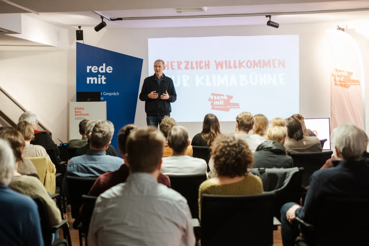 Martin Grocholl spricht auf einer Bühne.