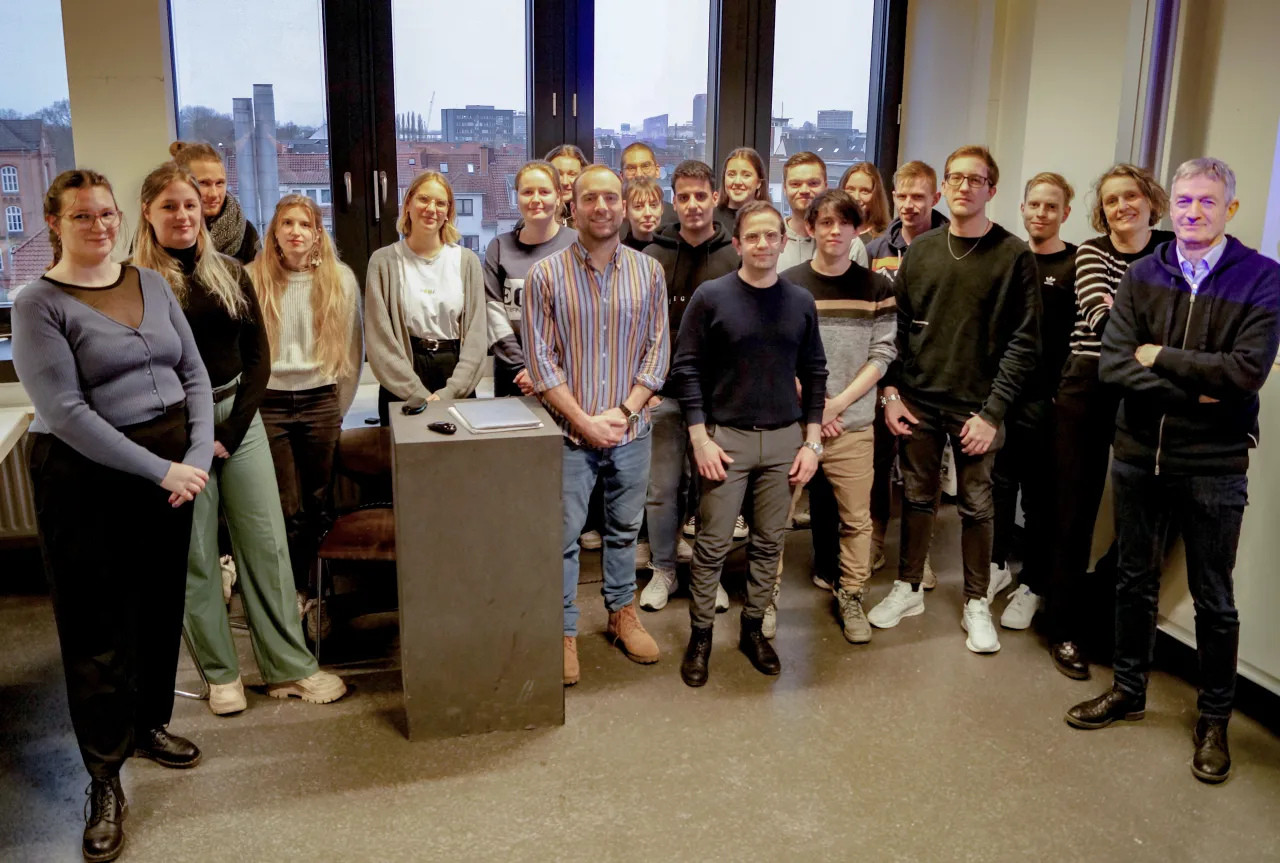 Gruppenfoto vor Fenster von 21 Studierenden und 2 Lehrkräften