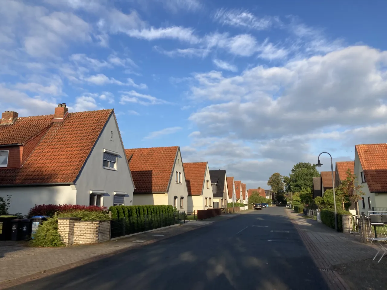 Straßenzug mit freistehenden Einfamilienhäusern