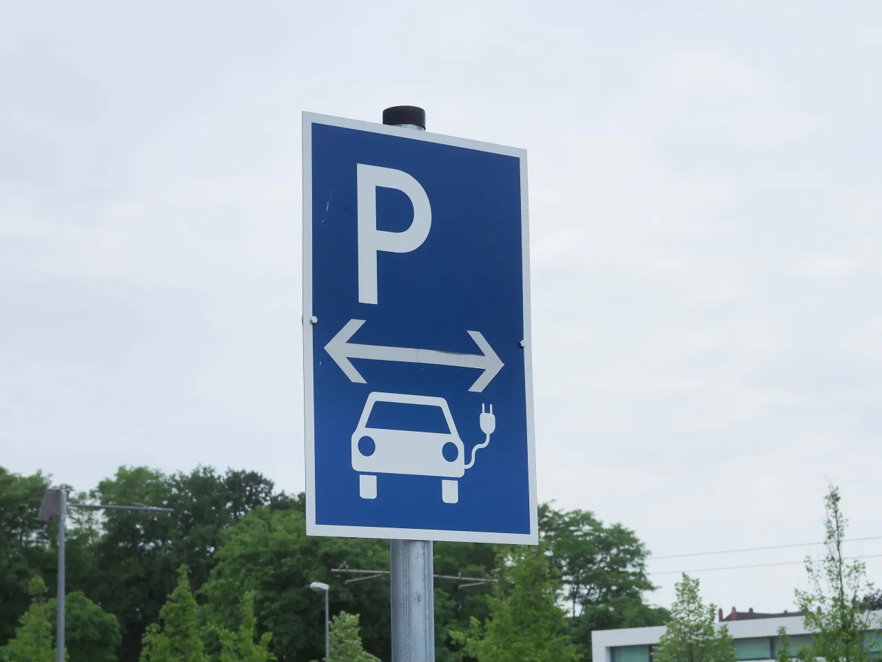Hinweisschild elektrisches Laden