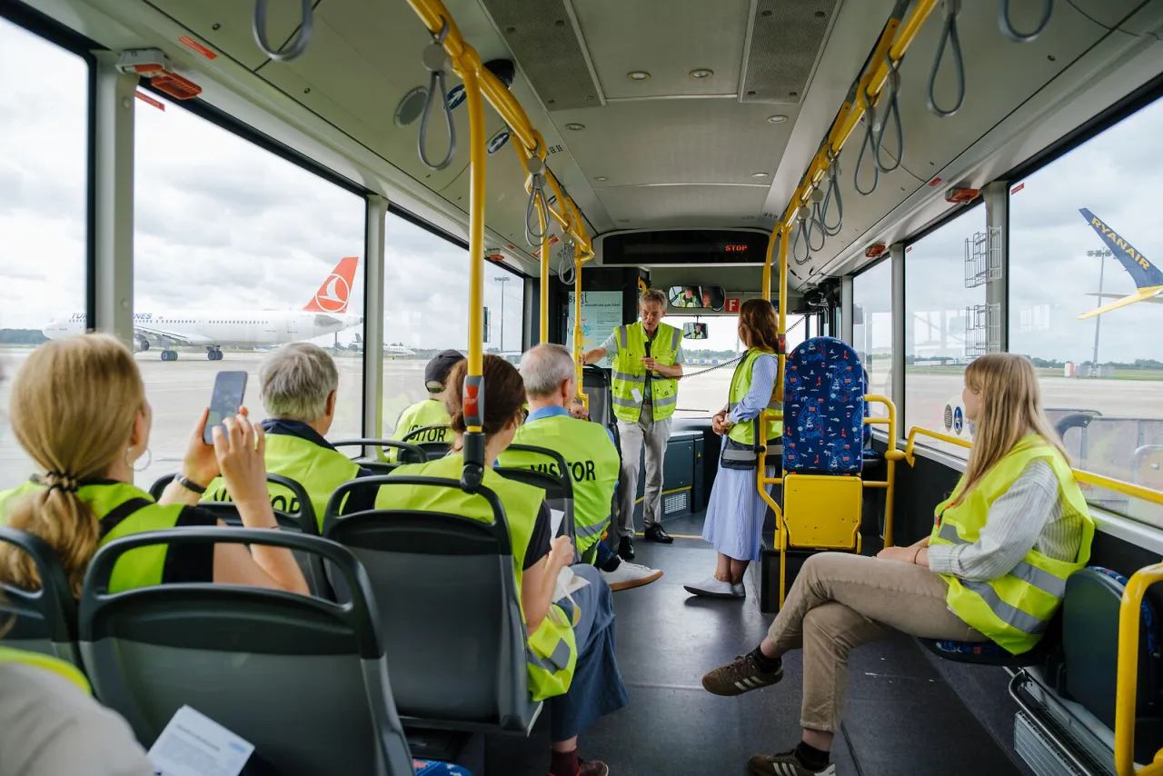 Bus f&auml;hrt mit Besuchergruppe &uuml;ber das Rollfeld des Bremer Flughafens.