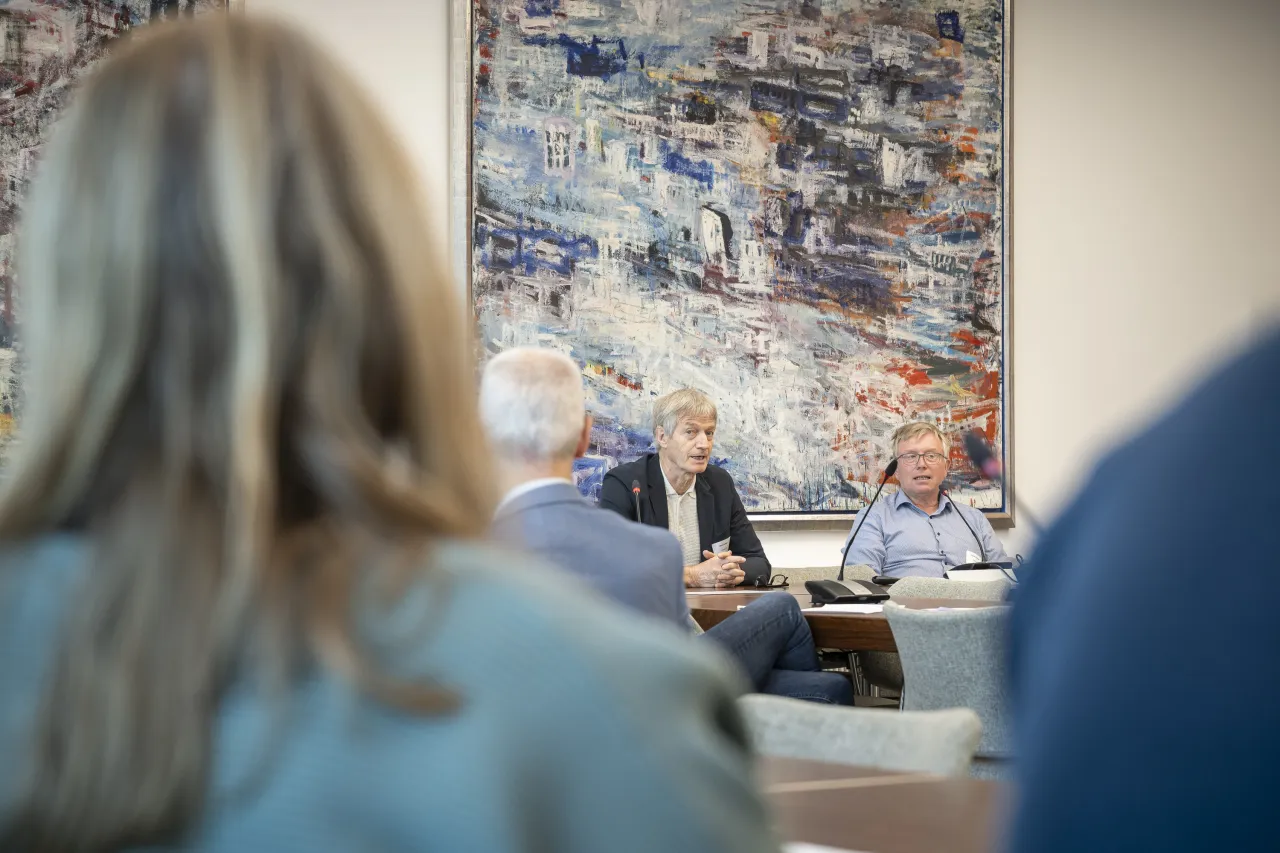 Zwei Personen sitzen vor Mirkos vor Publikum