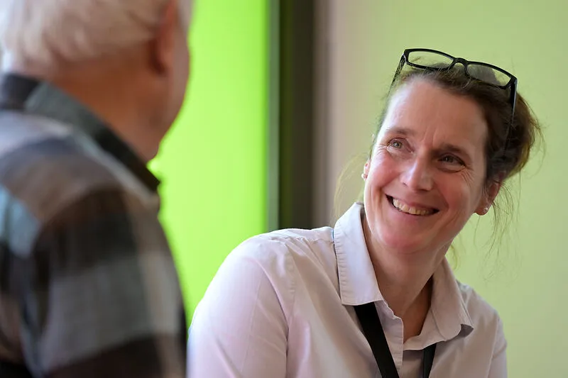 Eine nette Frau (Nicole Hören) von der Polizei Bremen schaut freundlich eine zweite Person an.