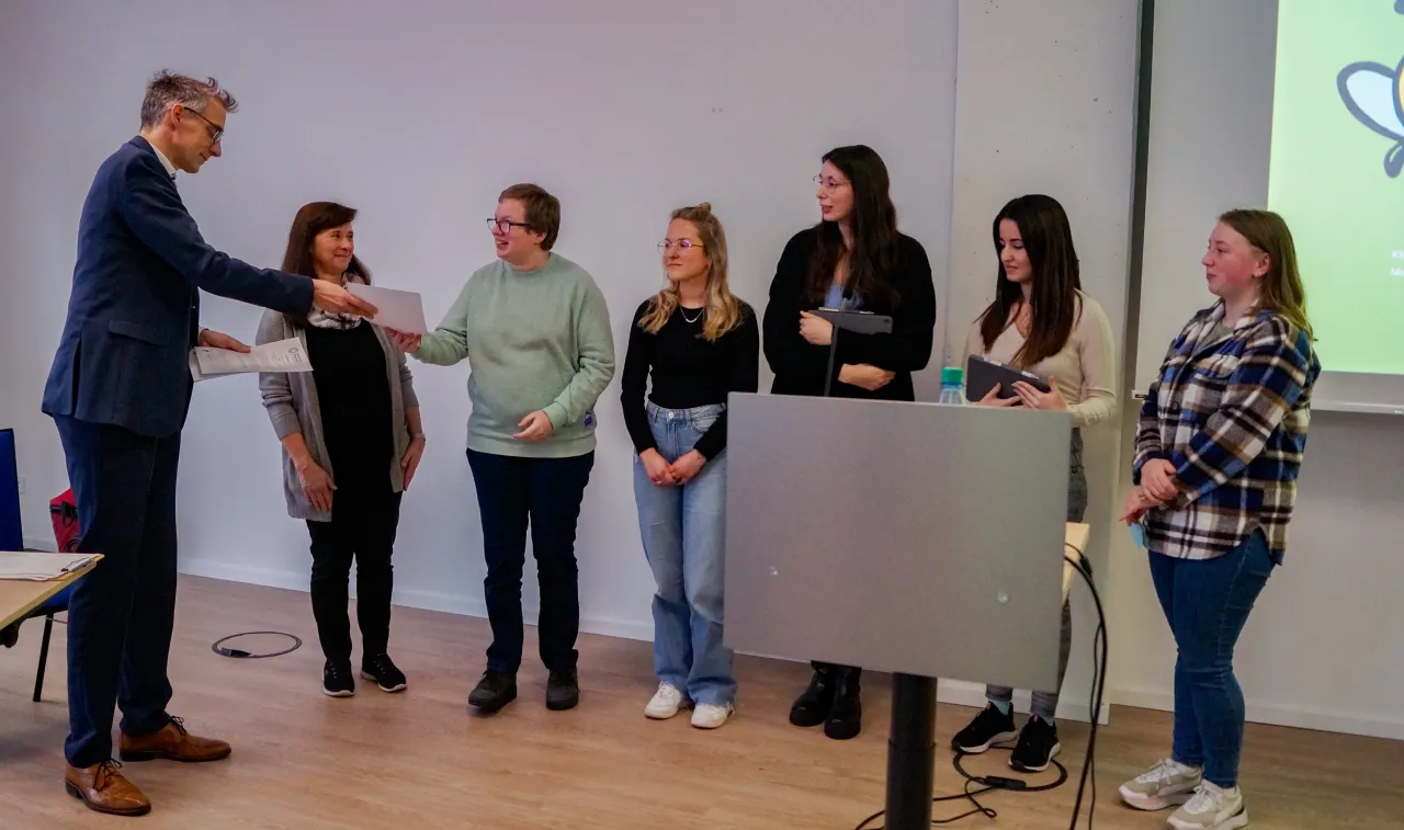 „Staatsrat Martin Hagen vom Senator für Finanzen freut sich über das Klimaschutz-Engagement der Auszubildenden und überreicht die Urkunden des Projektes ‚Kommunale Klimascouts‘.“ (© energiekonsens)