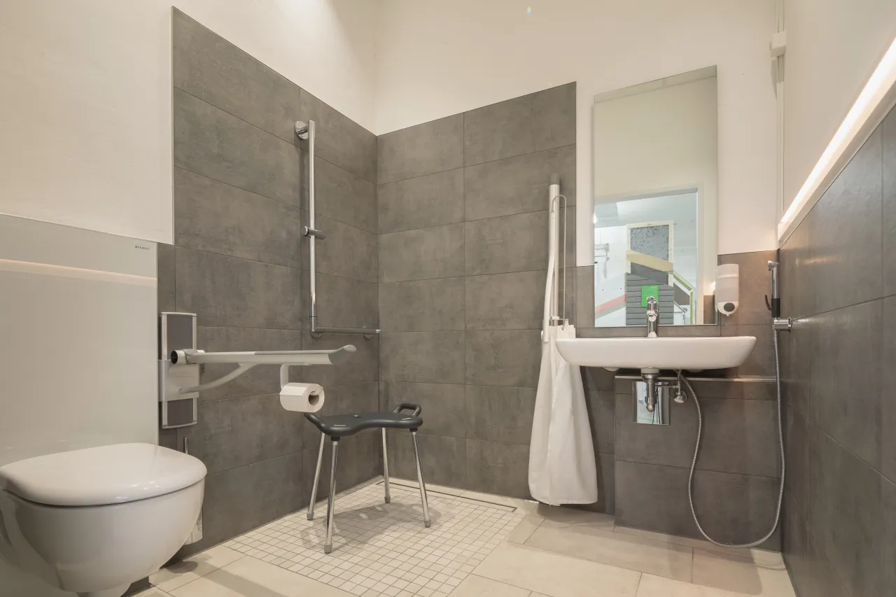 Badezimmer mit Toilette, Dusche und Waschbecken