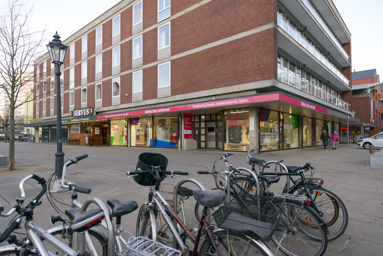 Ecke Klima Bua Zentrum Bremerhaven mit Fahrr&auml;dern