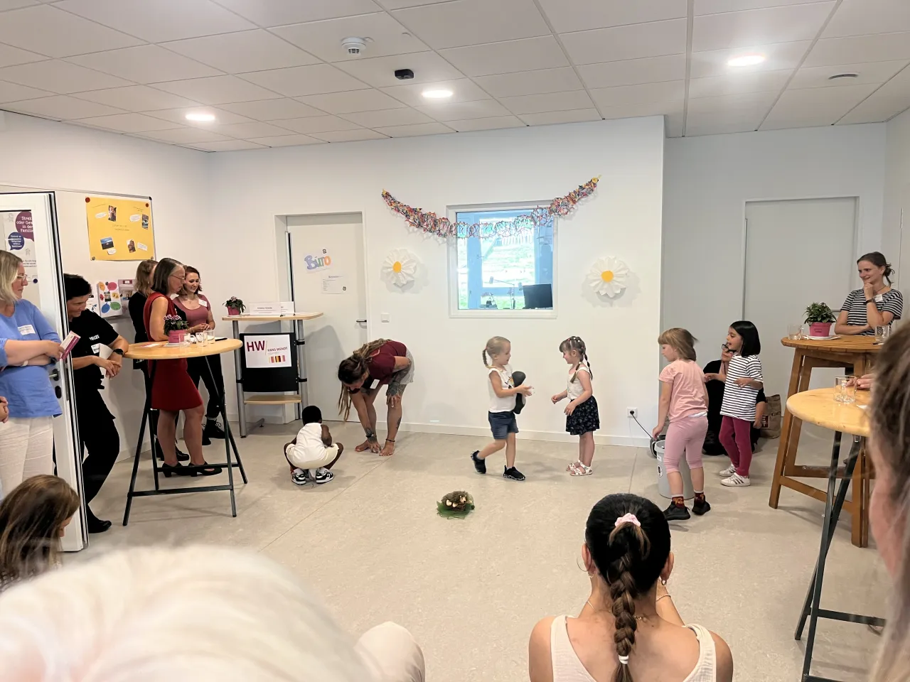 Senatorin Sascha Aulepp verfolgt zusammen mit der Kinderhausleitung und Nadine Wernicke die Performance der Kinder mit Klima-Igel Kalle.