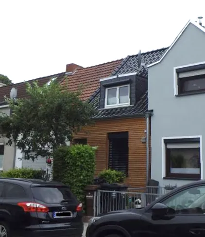 Die Vorderansicht eines einstöckigen Reihenhauses mit einer Vorhangfassade aus Holz