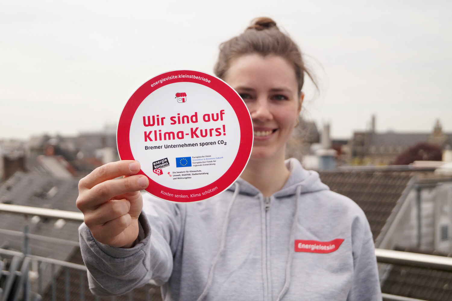 Maximiliane Wenge mit Siegel-Sticker