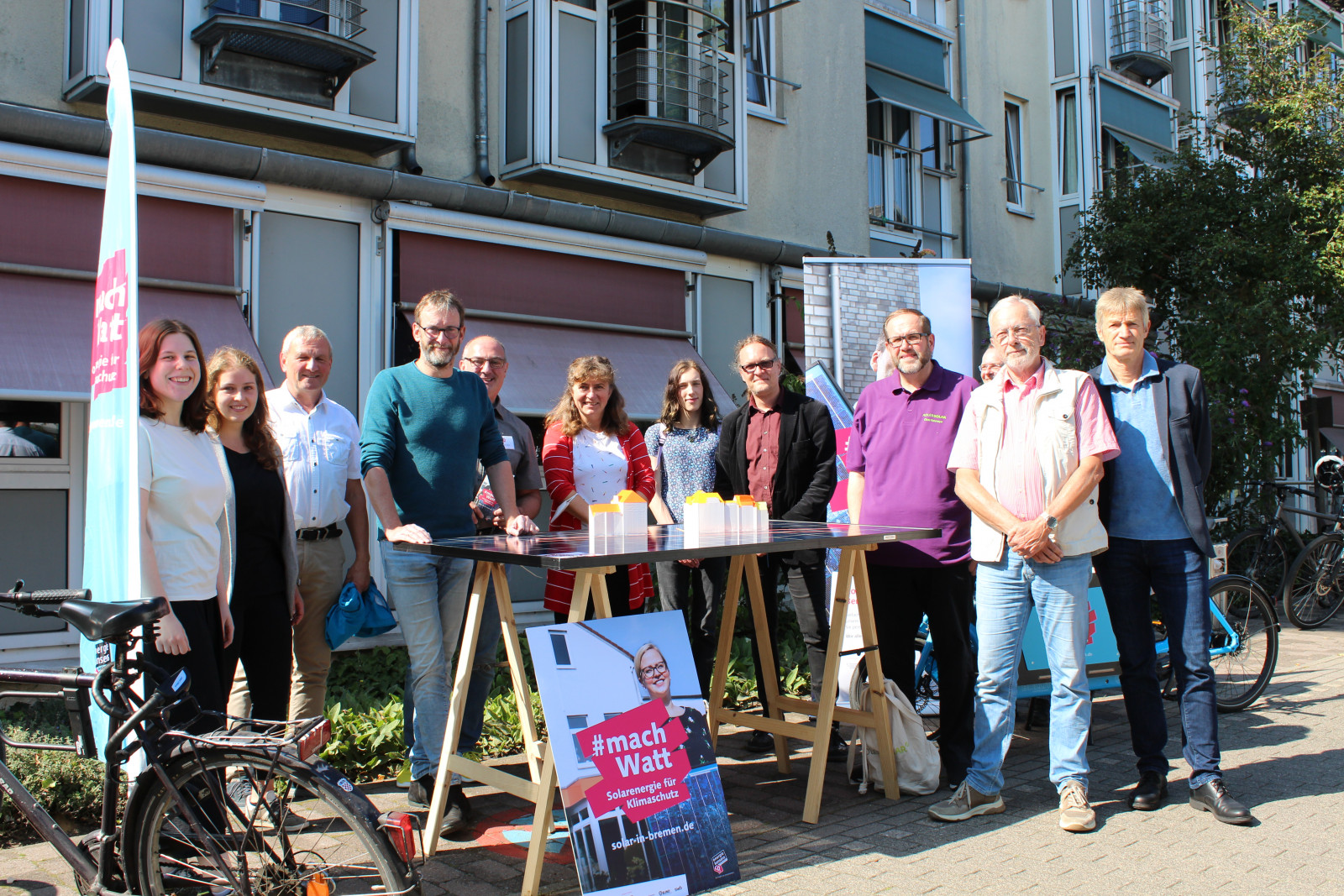 Gruppenfoto Start Solar-Fahrradtour im Bremer Osten vor Stiftungsdorf Hemelingen