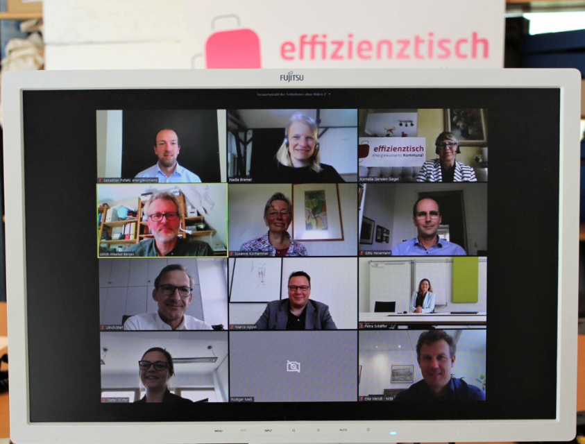 Teilnehmer von Online-Veranstaltung des Effizienztisches kommunal auf Bildschirm