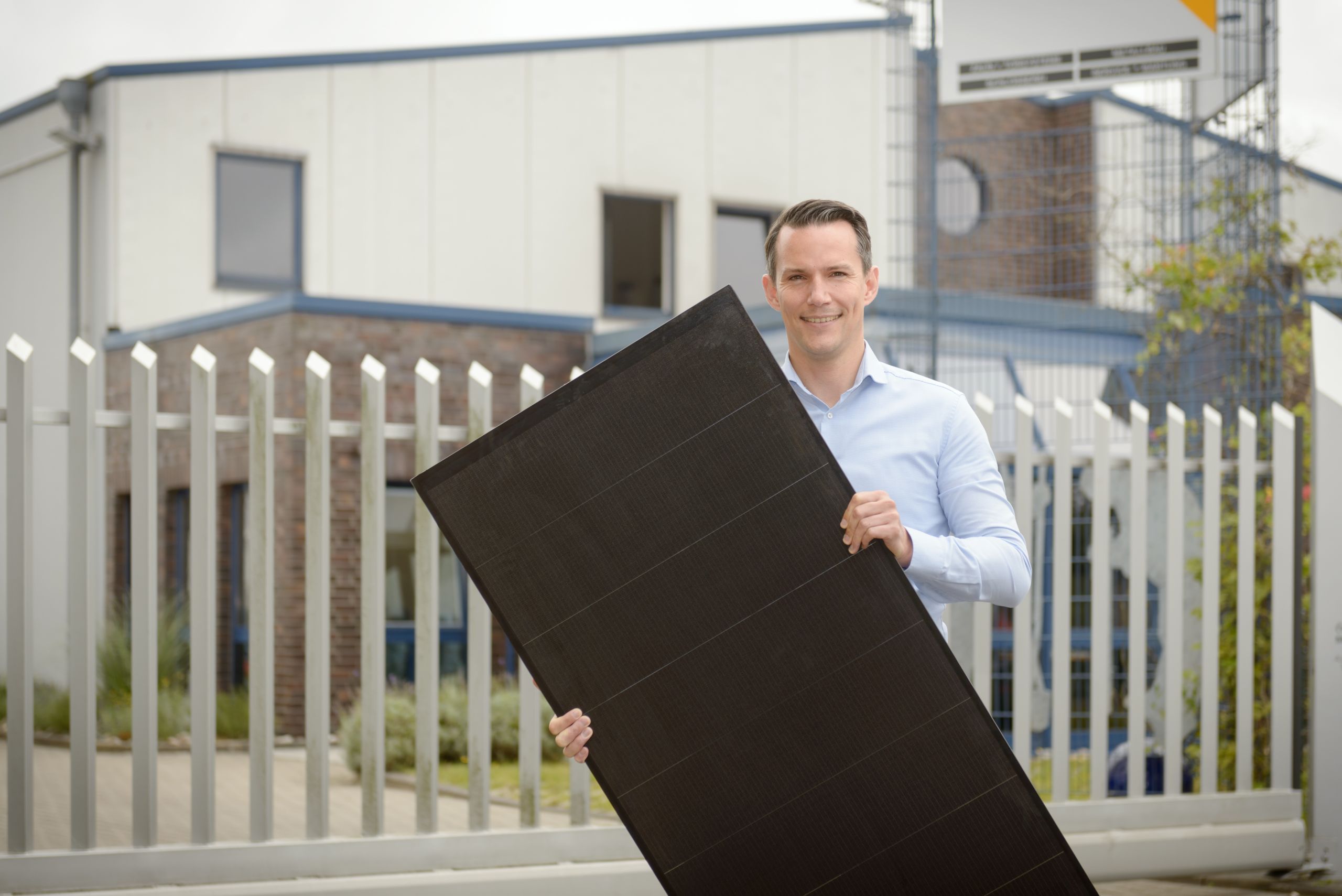 Unternehmer hält Photovoltaik-Modul in der Hand