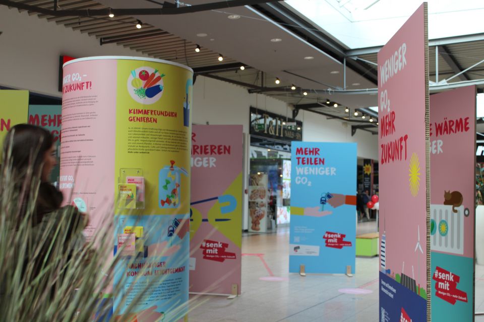 Litfaßsäule und große Stellwände mit Motiven der Klimaschutzkampagne #senkmit im Walle Center