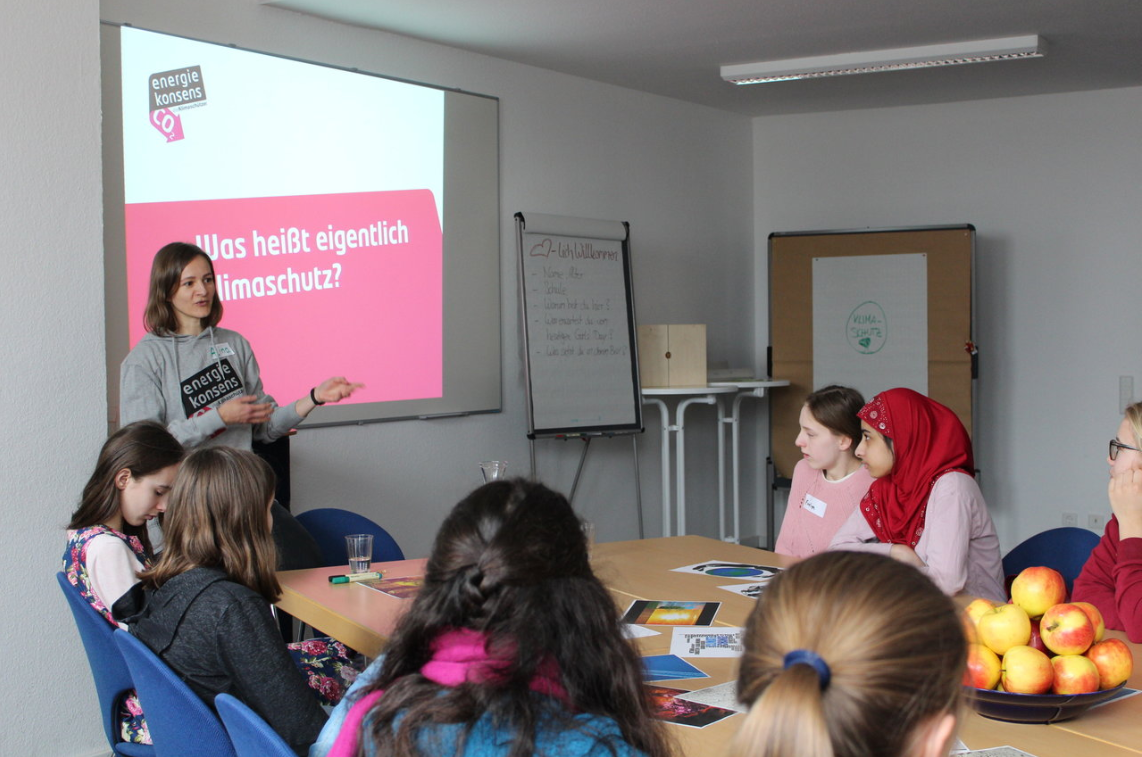 Mädchen besuchen energiekonsens bei Girls-and-Boys Day 2019