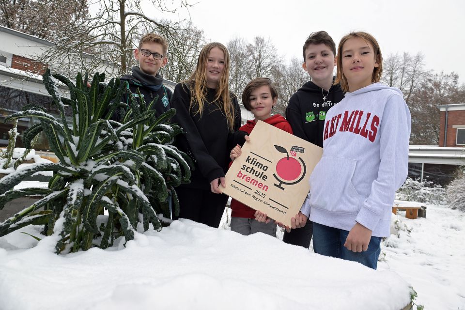 Schüler*innen halten Auszeichnung
