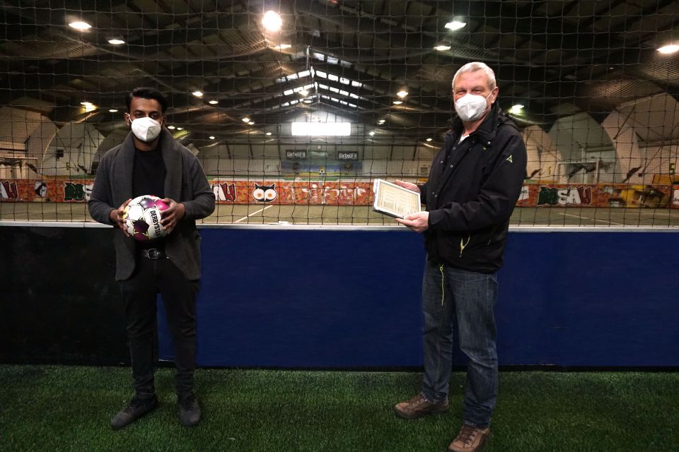 Geschäftsführer Indoor-Sporthalle Soccer King und Energieberater Jens Büsing während der energievisite:beleuchtung