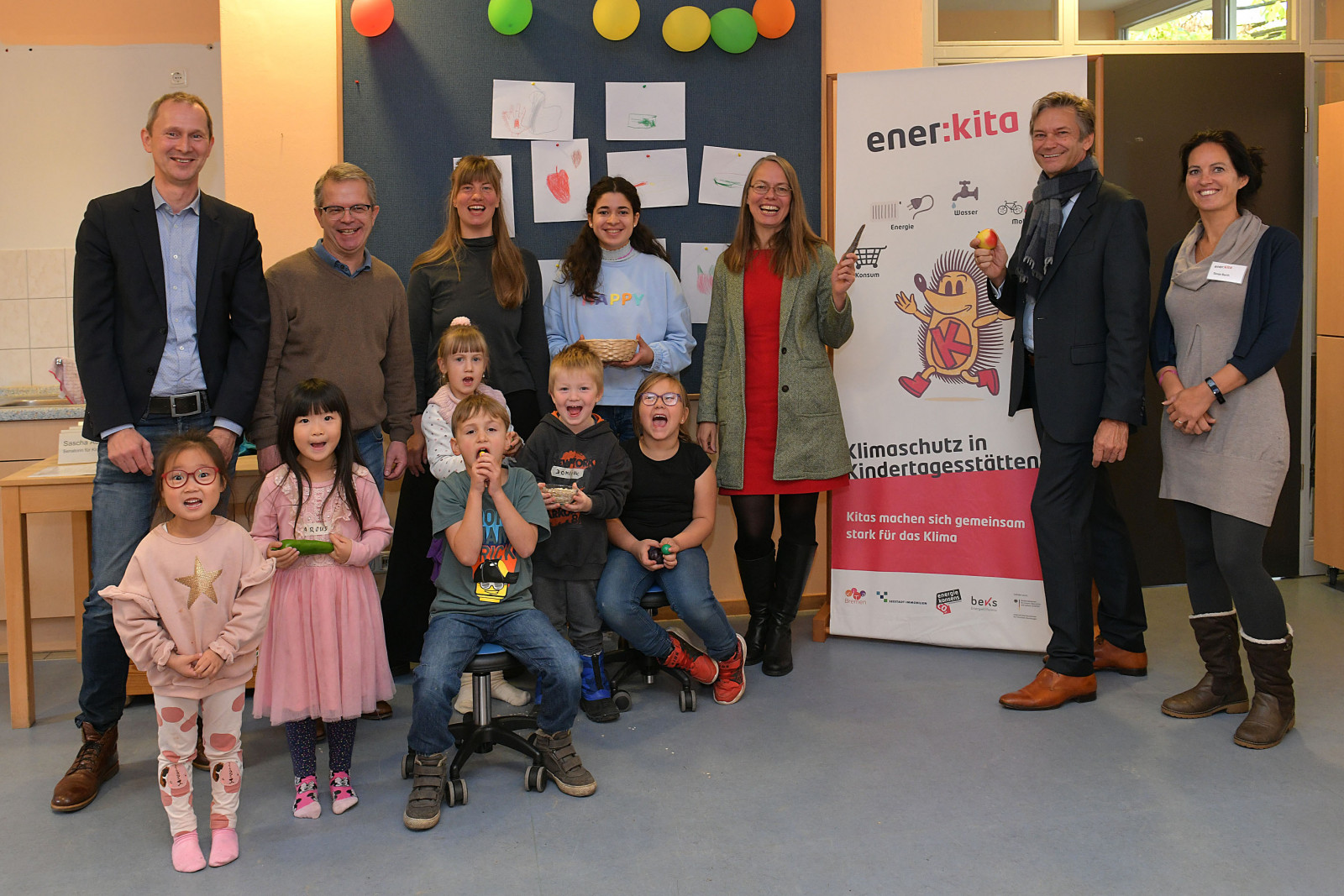 Gruppenfoto ener:kita Pressetermin in Wartburgerstraße zusammen mit Kindern, Senatorin und Akteurinnen
