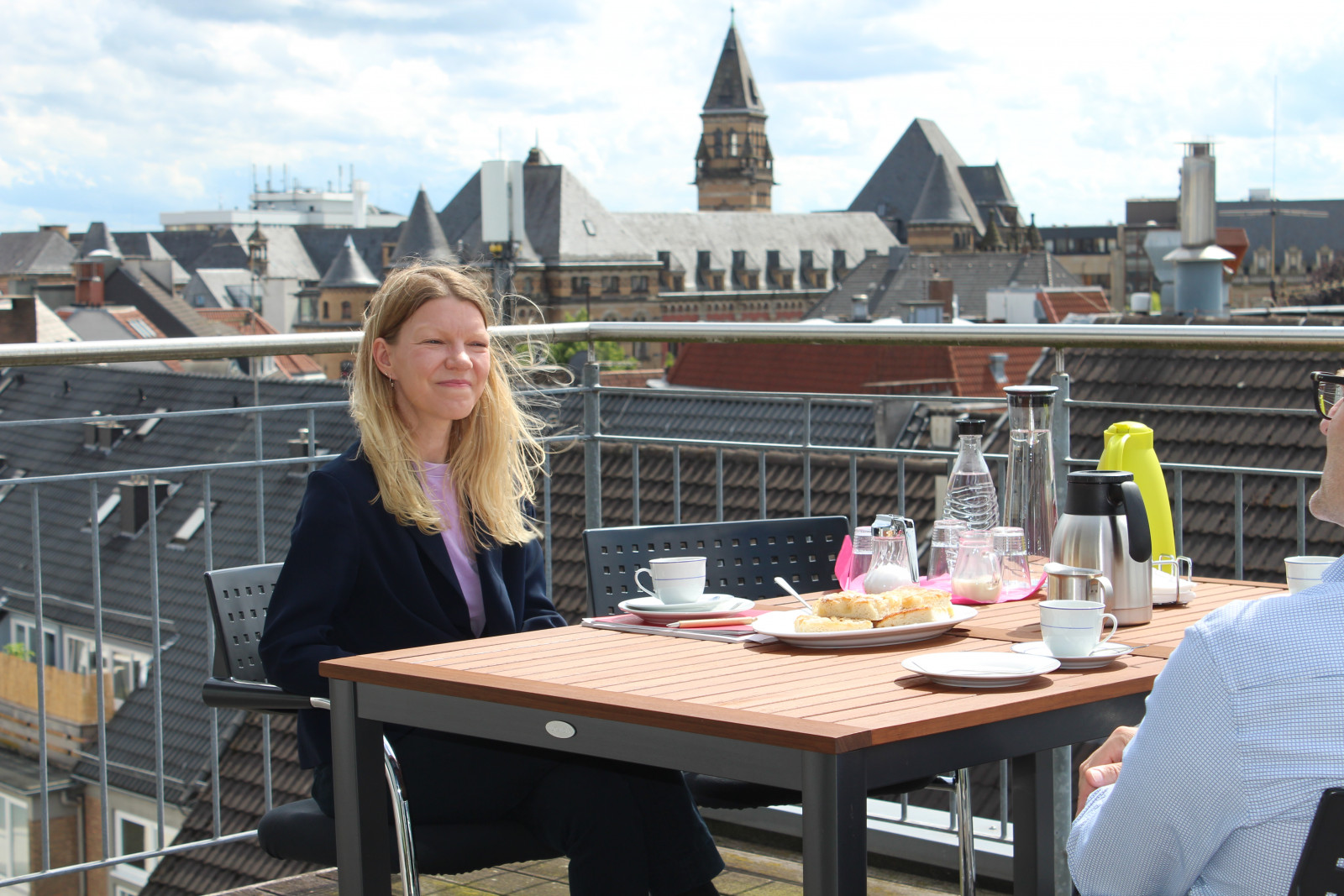 Doris Achelwilm (DIE LINKE) auf der Dachterrasse von energiekonsens