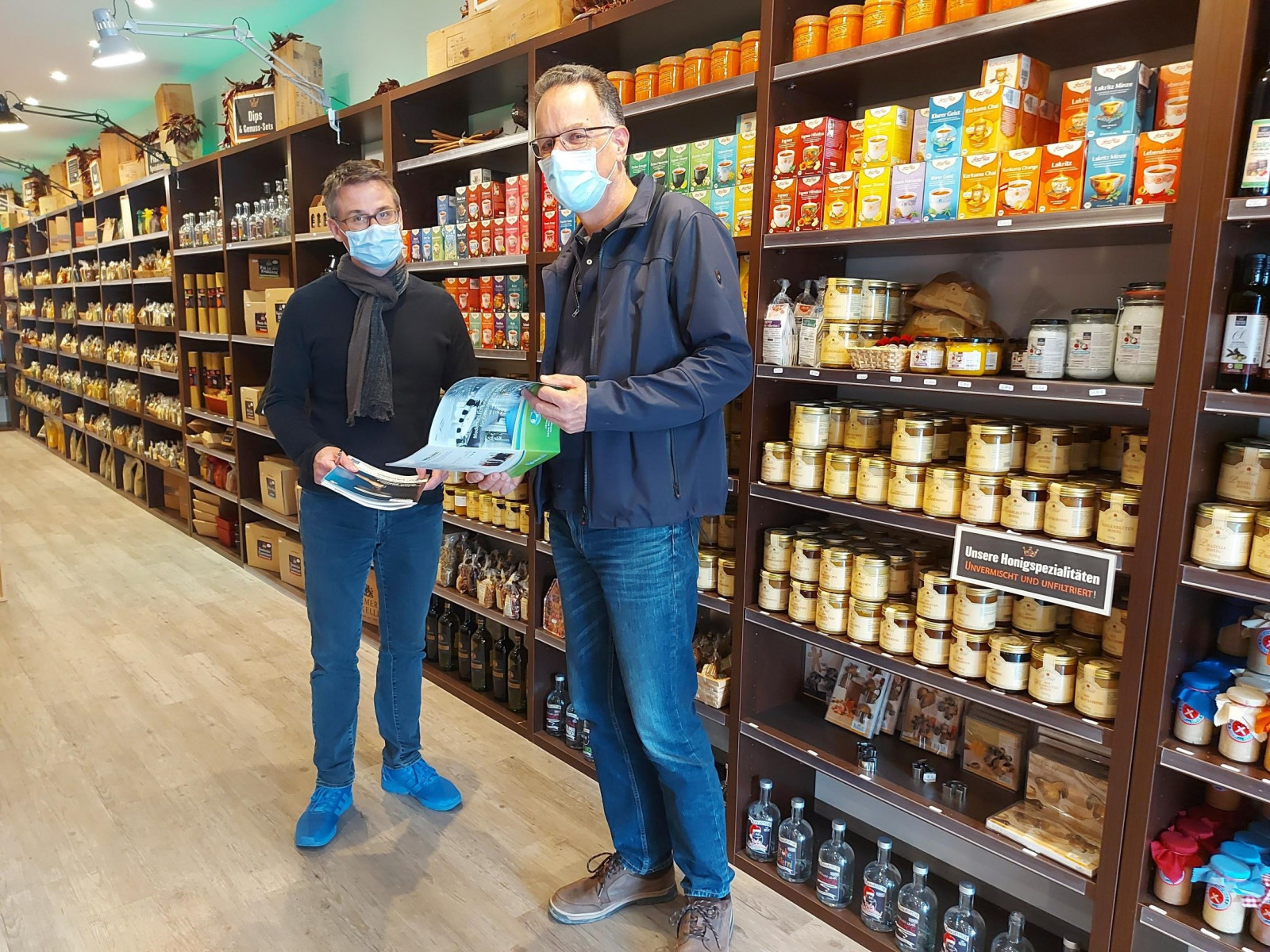Stephan Goedeke (r.) prüft mit Vertriebsleiter Henrik Leseberg die Beleuchtung im Shop des Bremer Gewürzhandels.