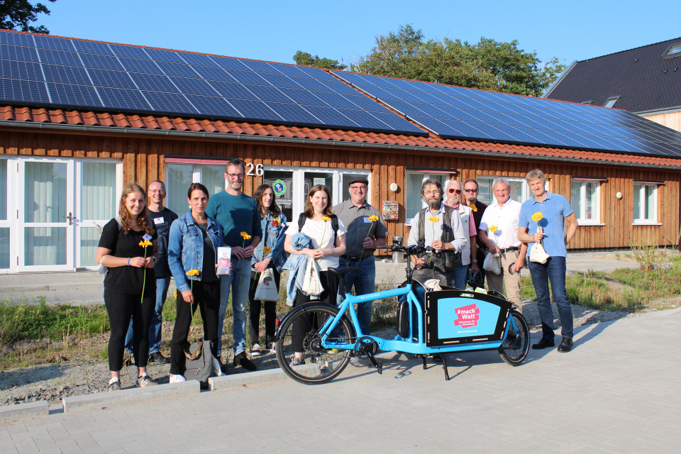 Gruppenfoto Solar-Fahrradtour im Bremer Osten vor Gebäude am Ellener Hof