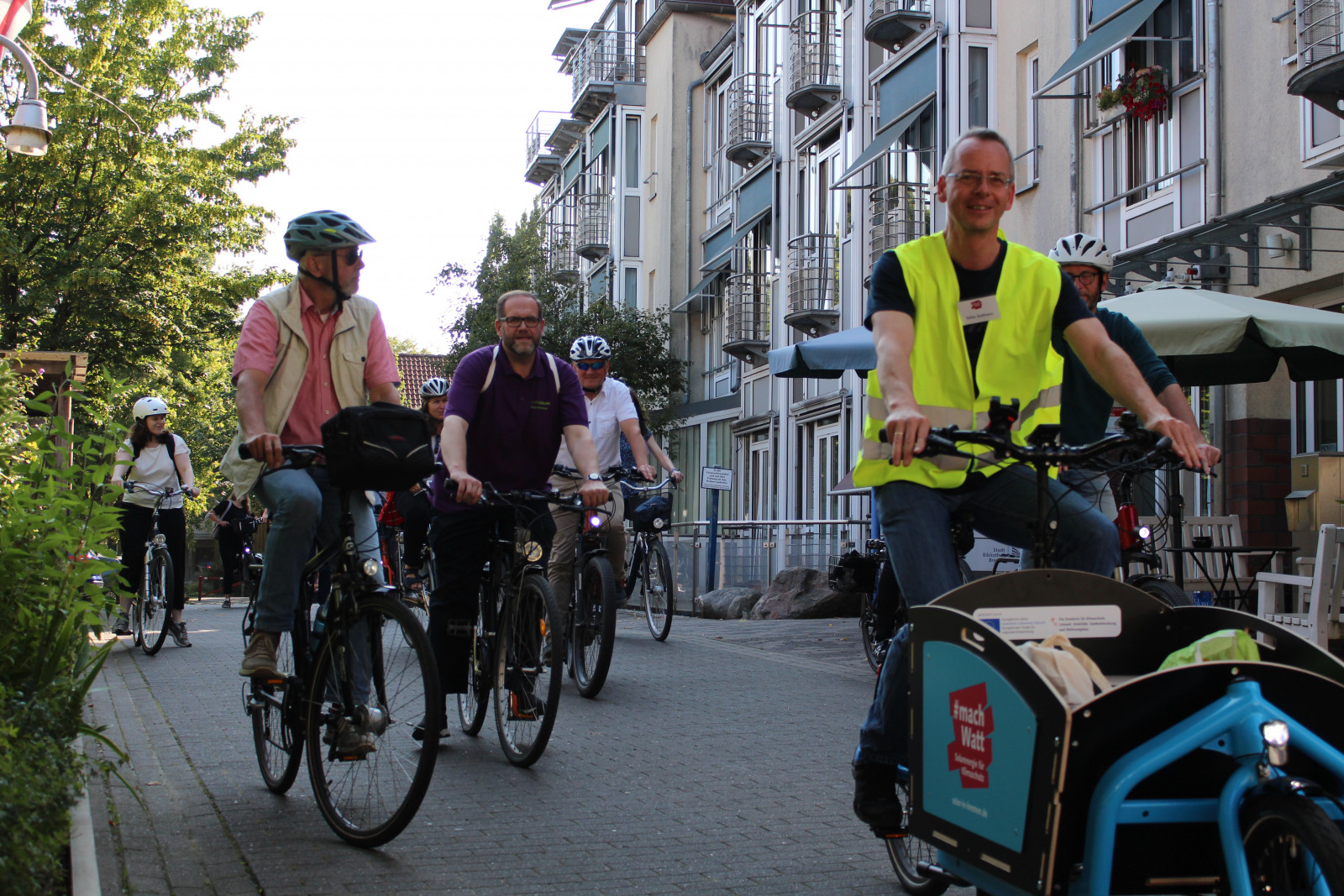 Gruppe bricht zur gemeinsamen Solar-Fahrradtour auf
