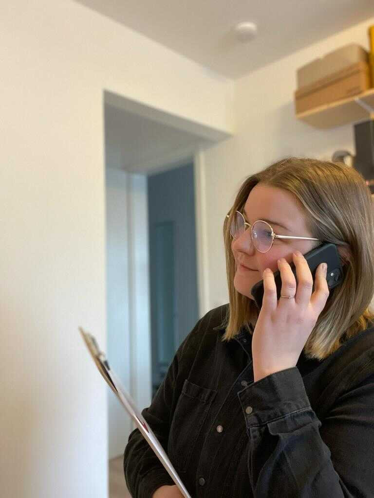 energiekonsens Mitarbeiterin am Telefon mit Klemmbrett in der Hand