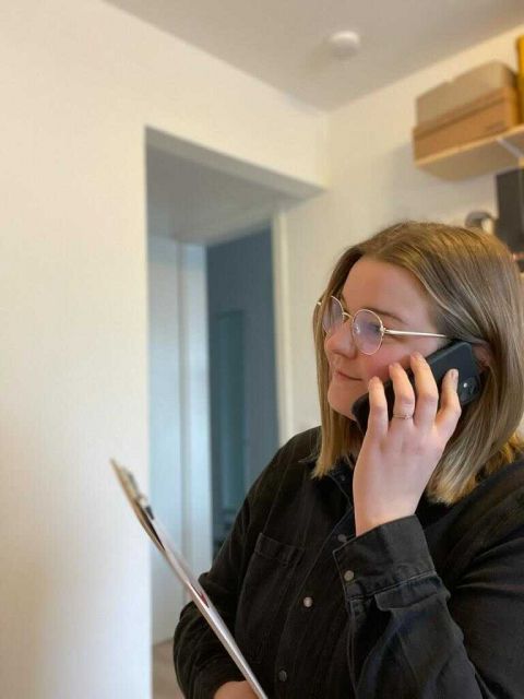 energiekonsens Mitarbeiterin am Telefon mit Klemmbrett in der Hand