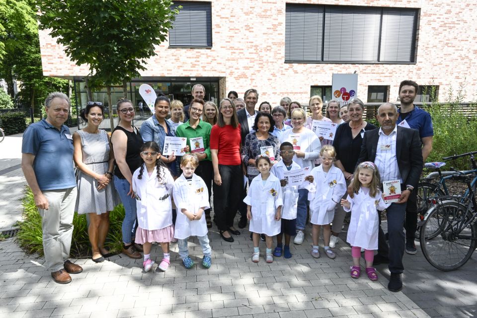 Gruppenfoto enerkita-Akteure, Senatorin Aulepp und Kinder