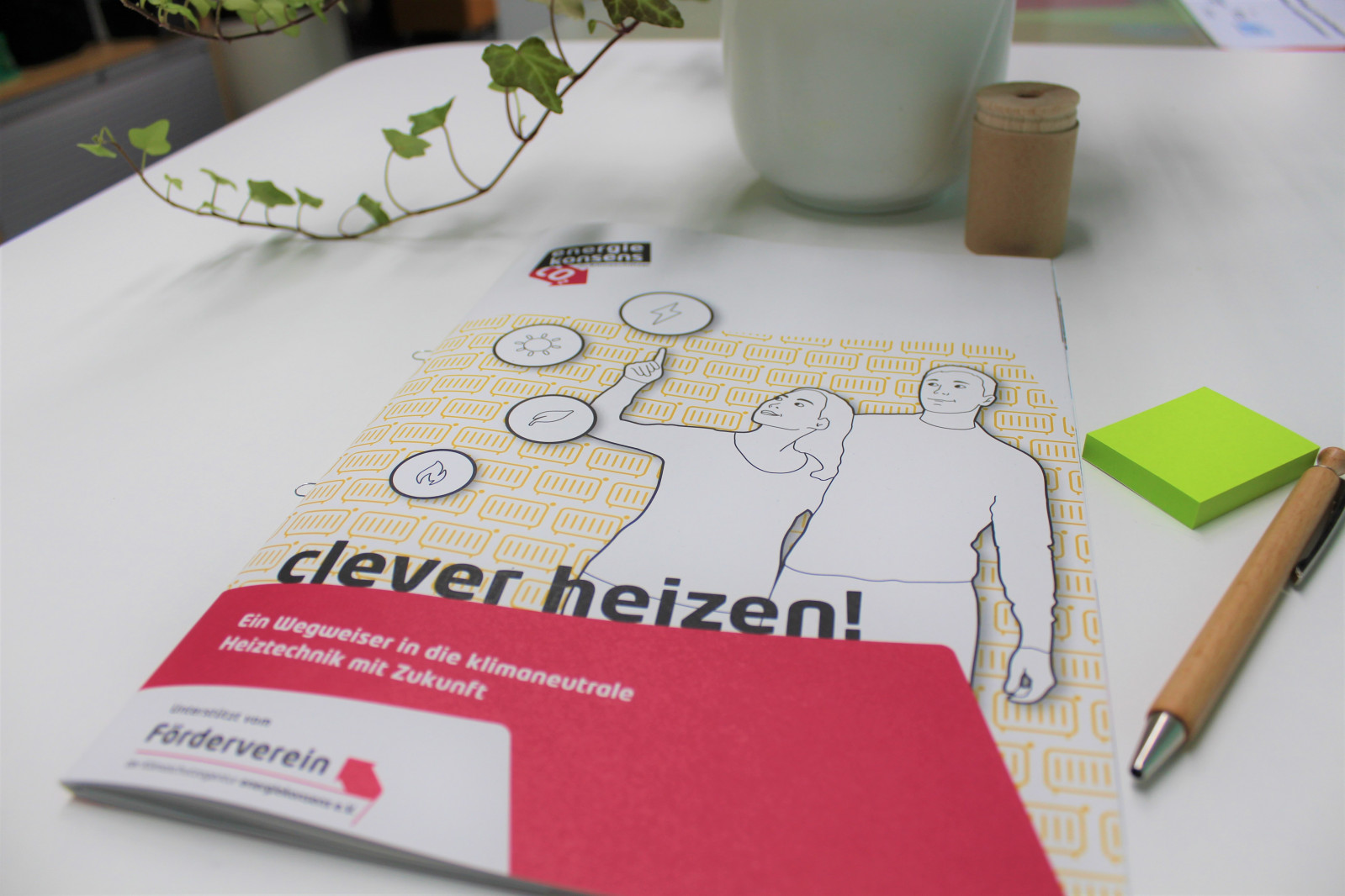 Foto der Broschüre Clever heizen auf Schreibtisch
