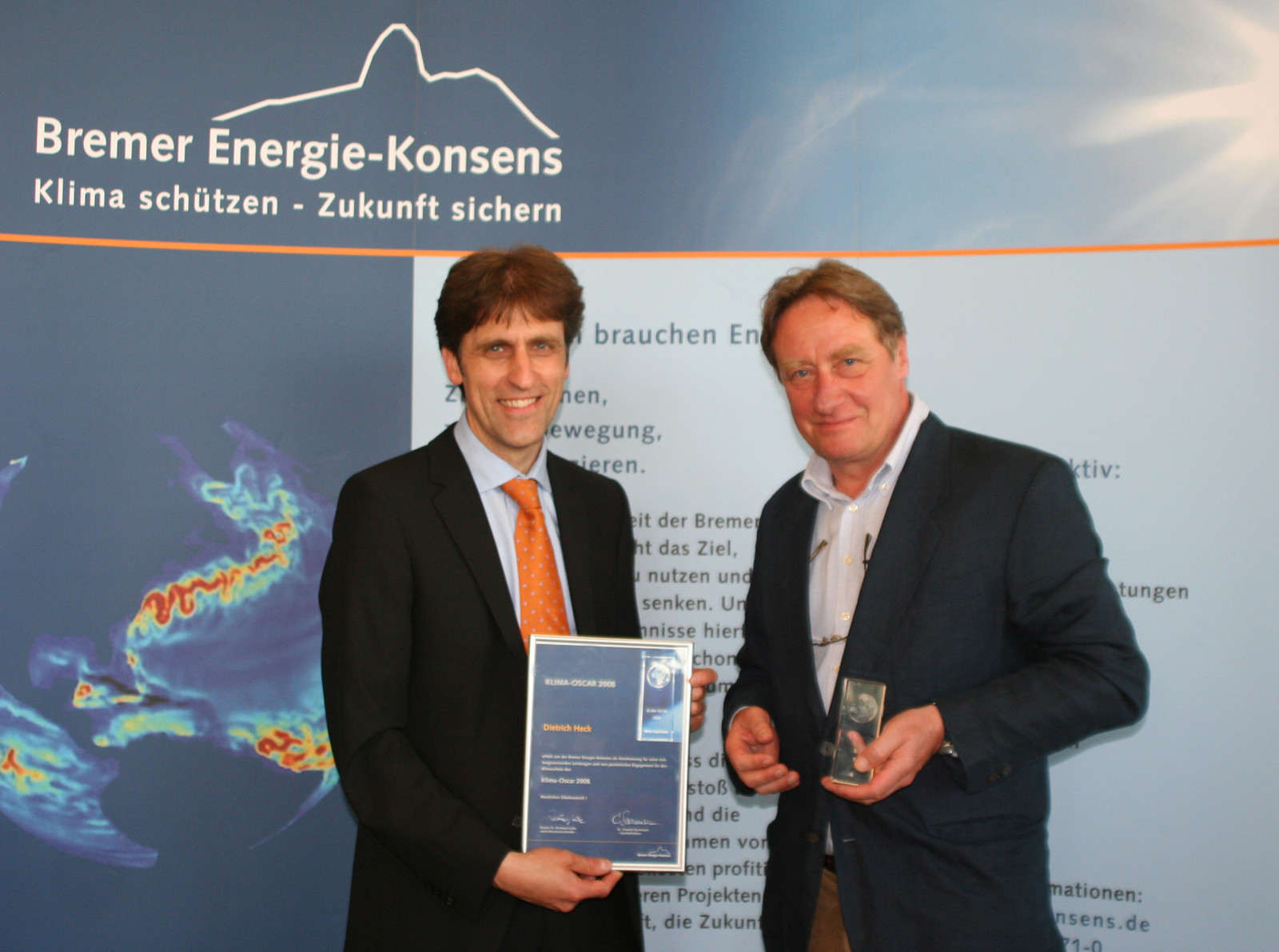 Energiekonsens-Geschäftsführer Dr. Cornelis Rasmussen (l.) übergibt den Bremer Klimaschutzpreis 2008 an Dietrich Heck.
