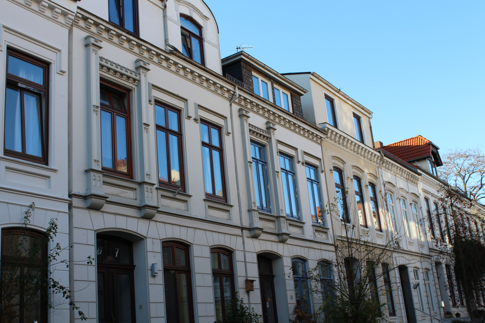 Häuserreihe Altbremer Häuser, blauer Himmel