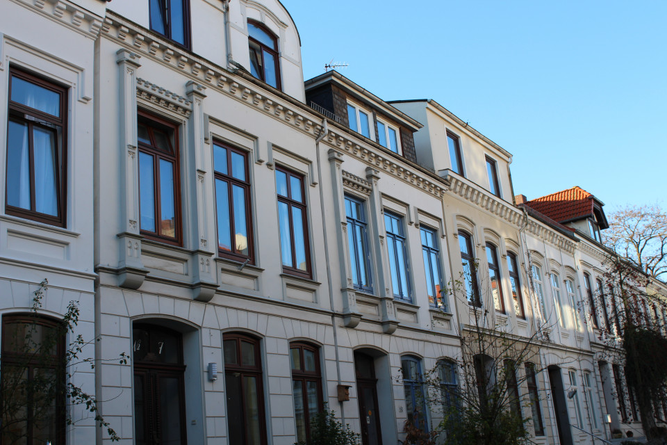 Häuserreihe Altbremer Häuser, blauer Himmel