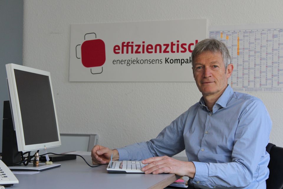 Bernd Langer vor PC, Schild