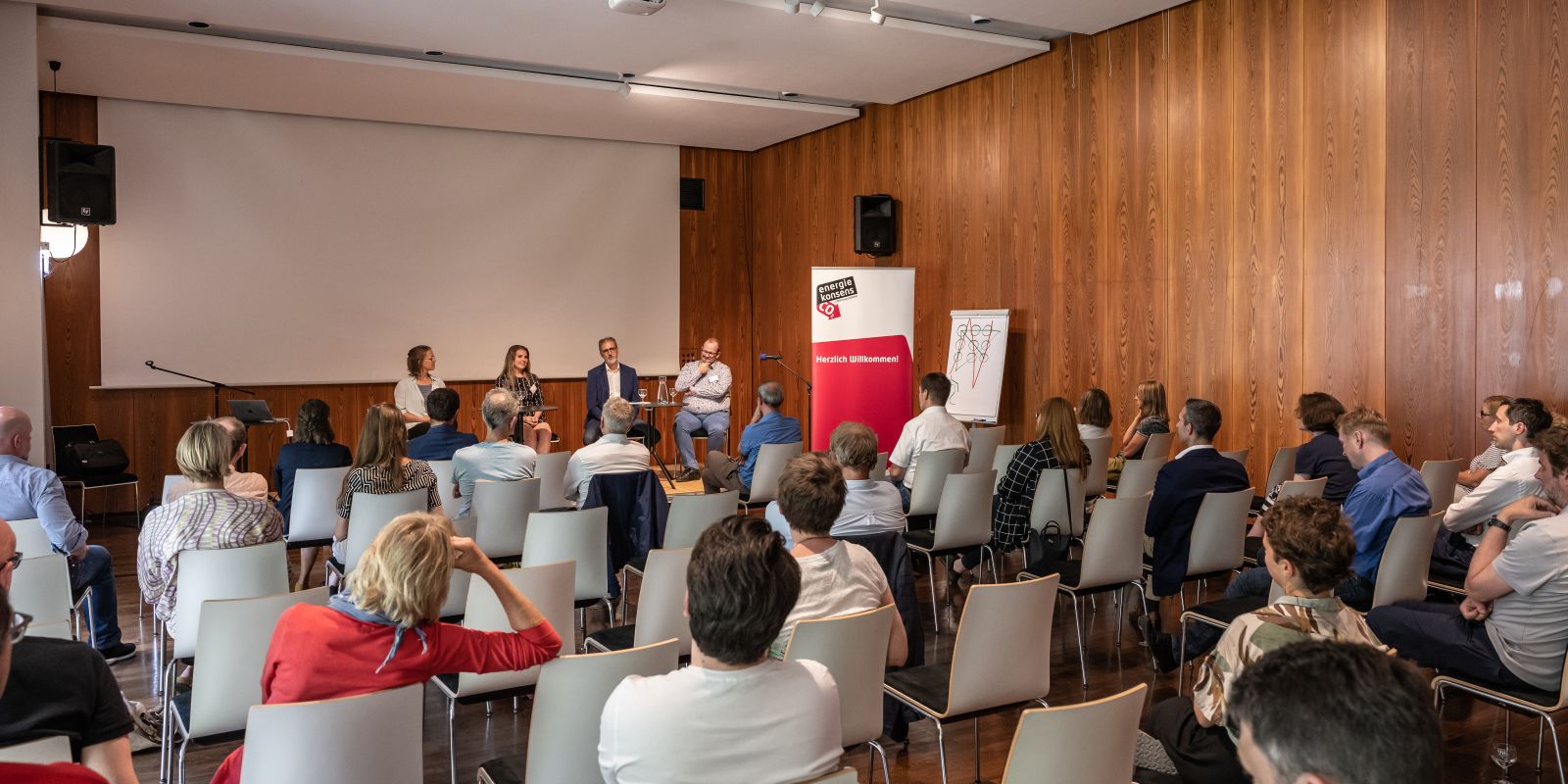 Das Publikum während der Podiumsdiskussion
