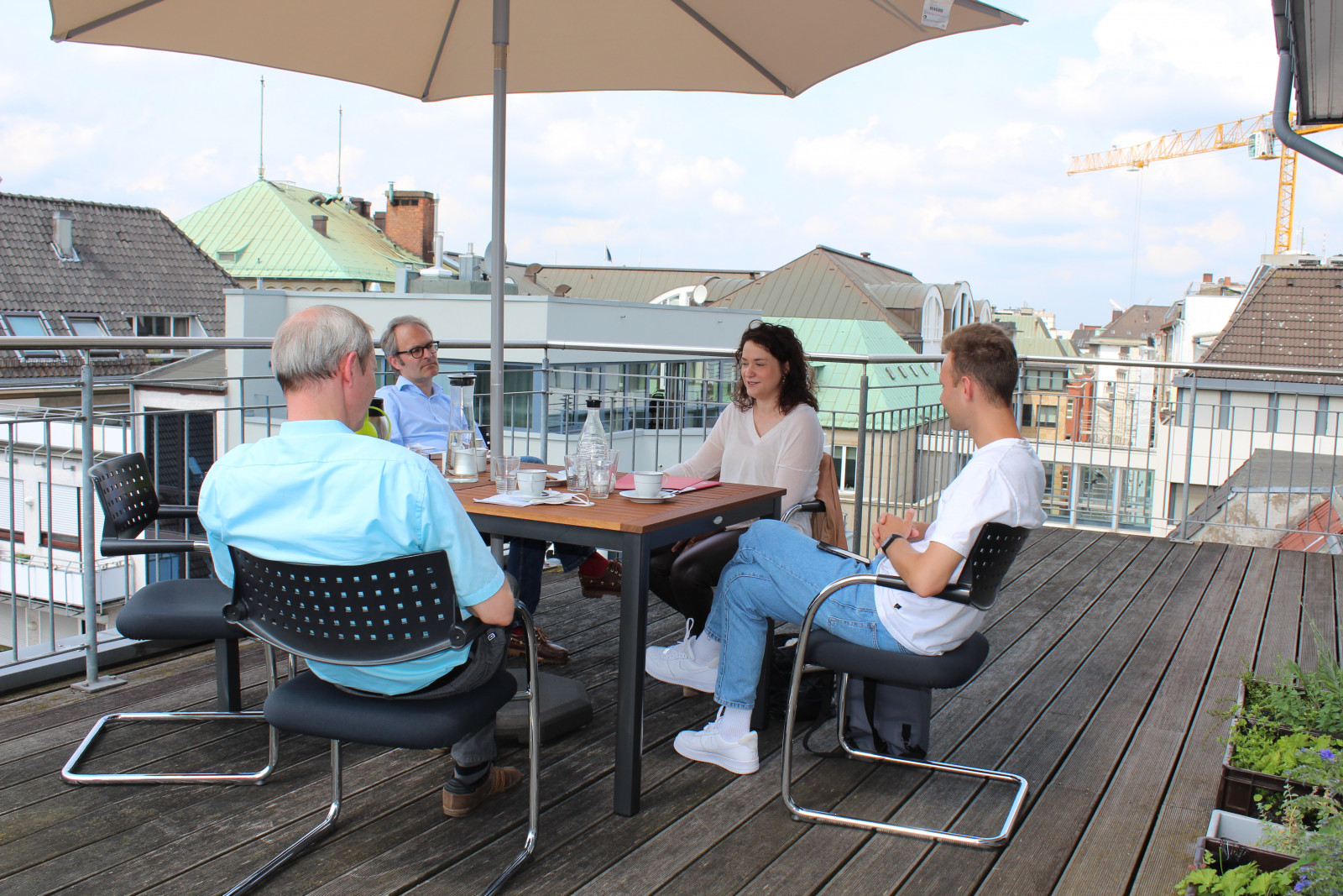 Sarah Ryglewski sitzt auf Dachterrasse von energiekonsens