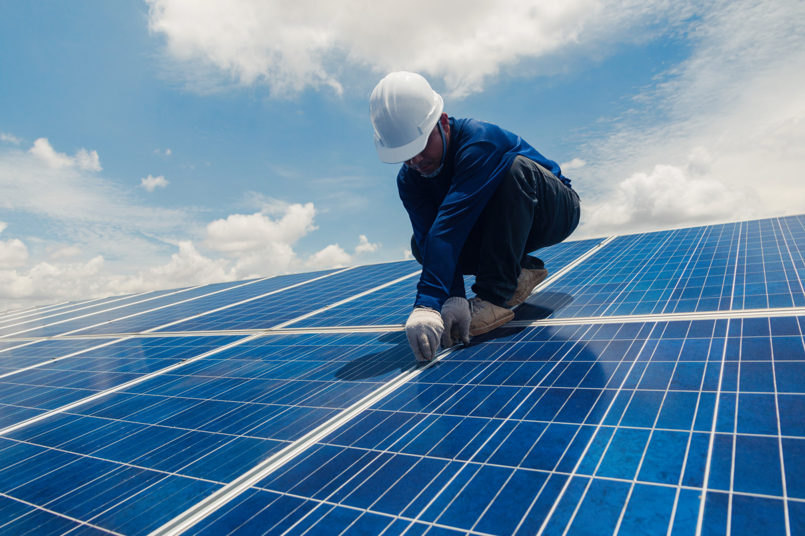 Handwerker auf Solarmodulen