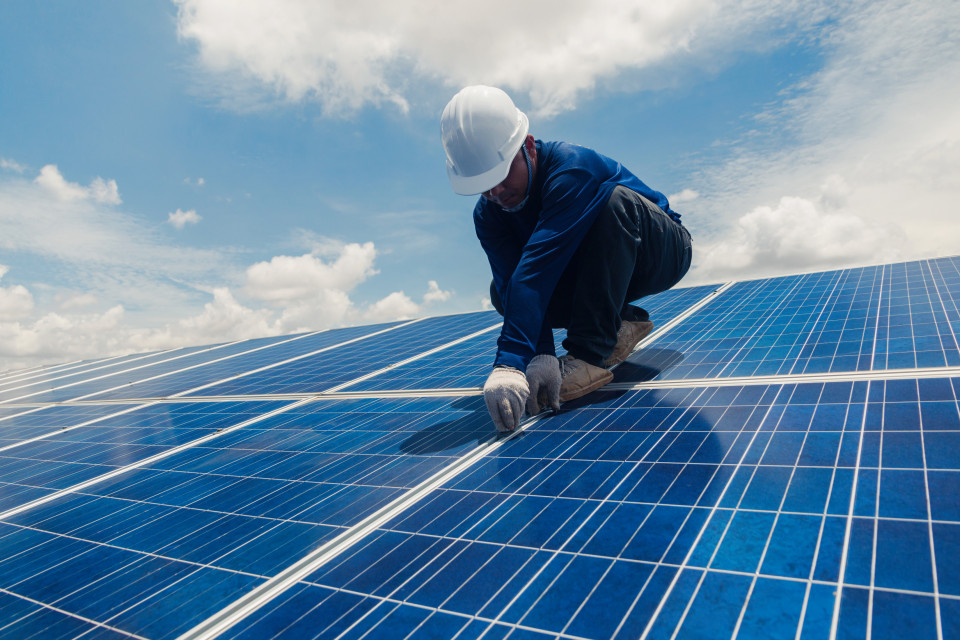 Handwerker auf Solarmodulen