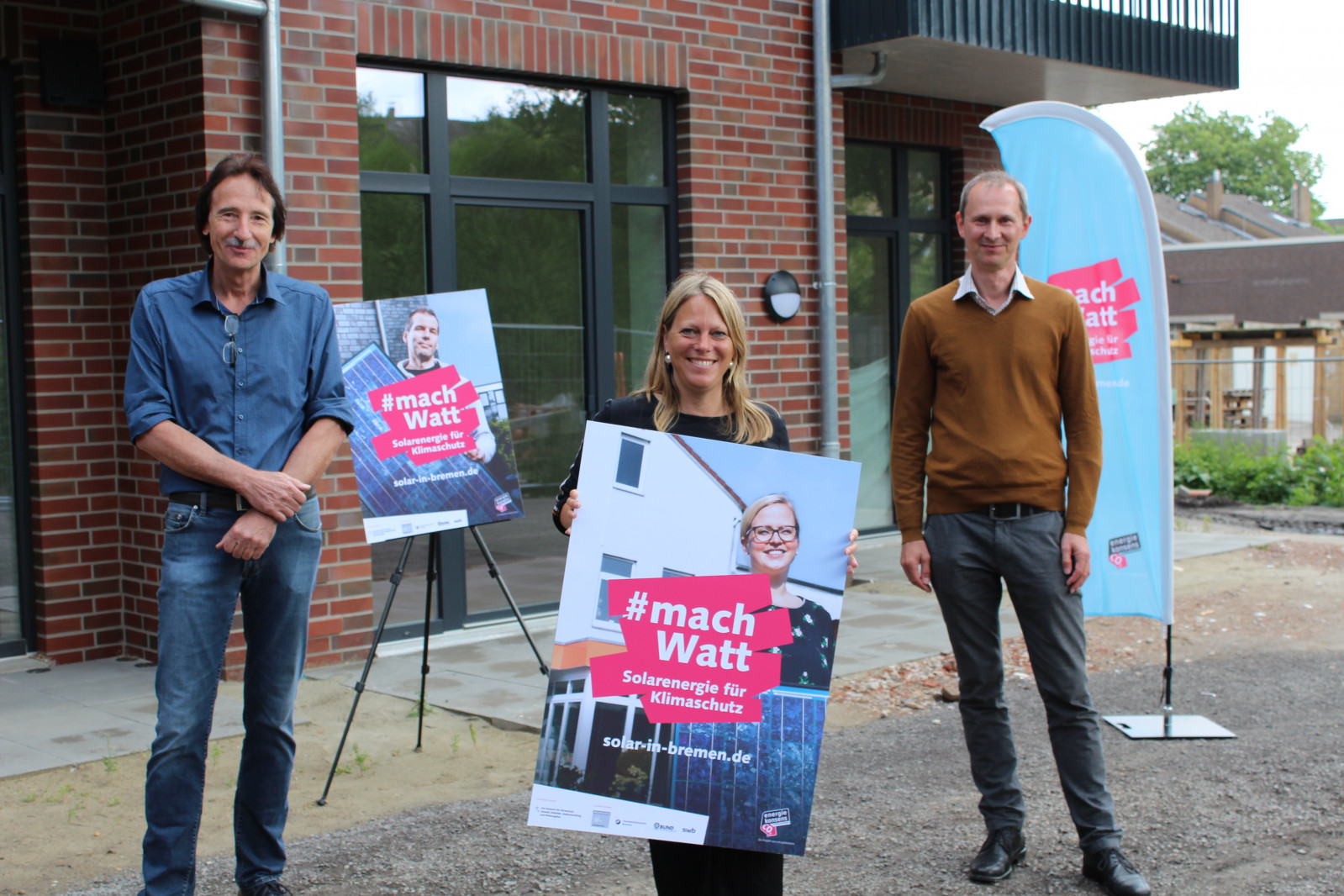 v.r.n.l. Martin Grocholl (Geschäftsführer der Klimaschutzagentur energiekonsens), Maike Schaefer (Senatorin für Klimaschutz, Umwelt, Mobilität, Stadtentwicklung und Wohnungsbau) und Ernst Schütte (Geschäftsführer WaBeQ) stellen die Solarkampagne „#machWatt“ vor.